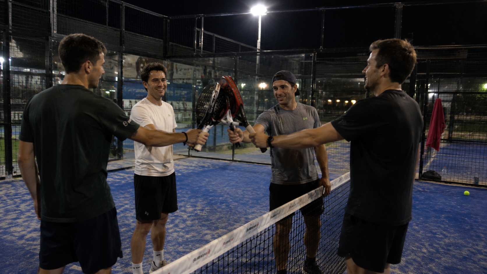 Cómo armar un grupo fijo de pádel: la guía para que nunca te falten 4 para jugar
